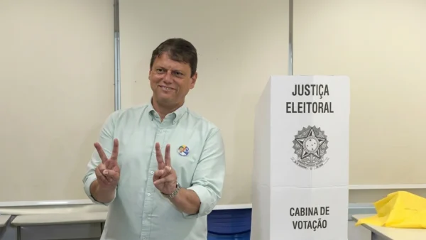 Tarcísio de Freitas vota em São Paulo ao lado da esposa no segundo turno das eleições