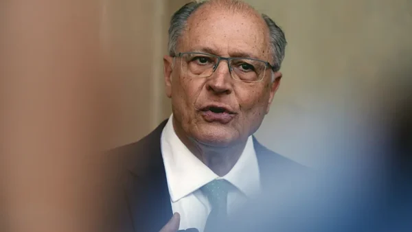 Alckmin critica Trump por questionar eleição brasileira após vitória de Lula