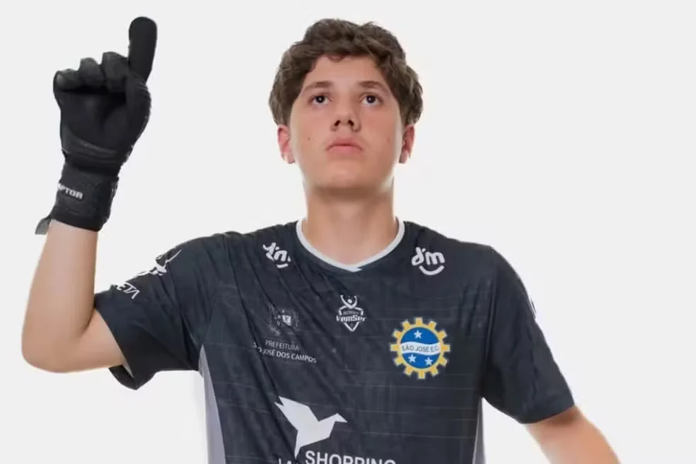 Goleiro de 14 anos é enterrado sob chuva após acidente; órgãos podem salvar seis vidas