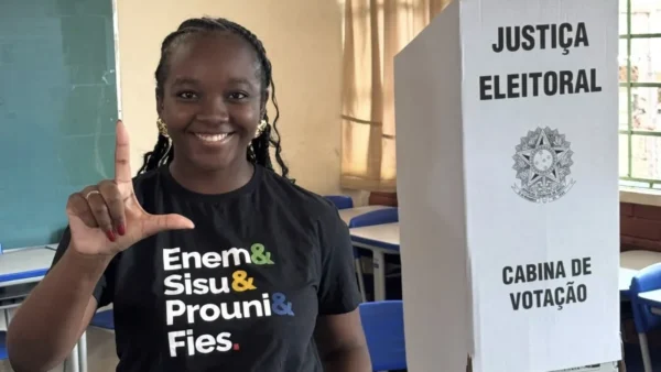Ana Elisa vota em MG e elogia campanha digital de Lula, mas aponta início tardio