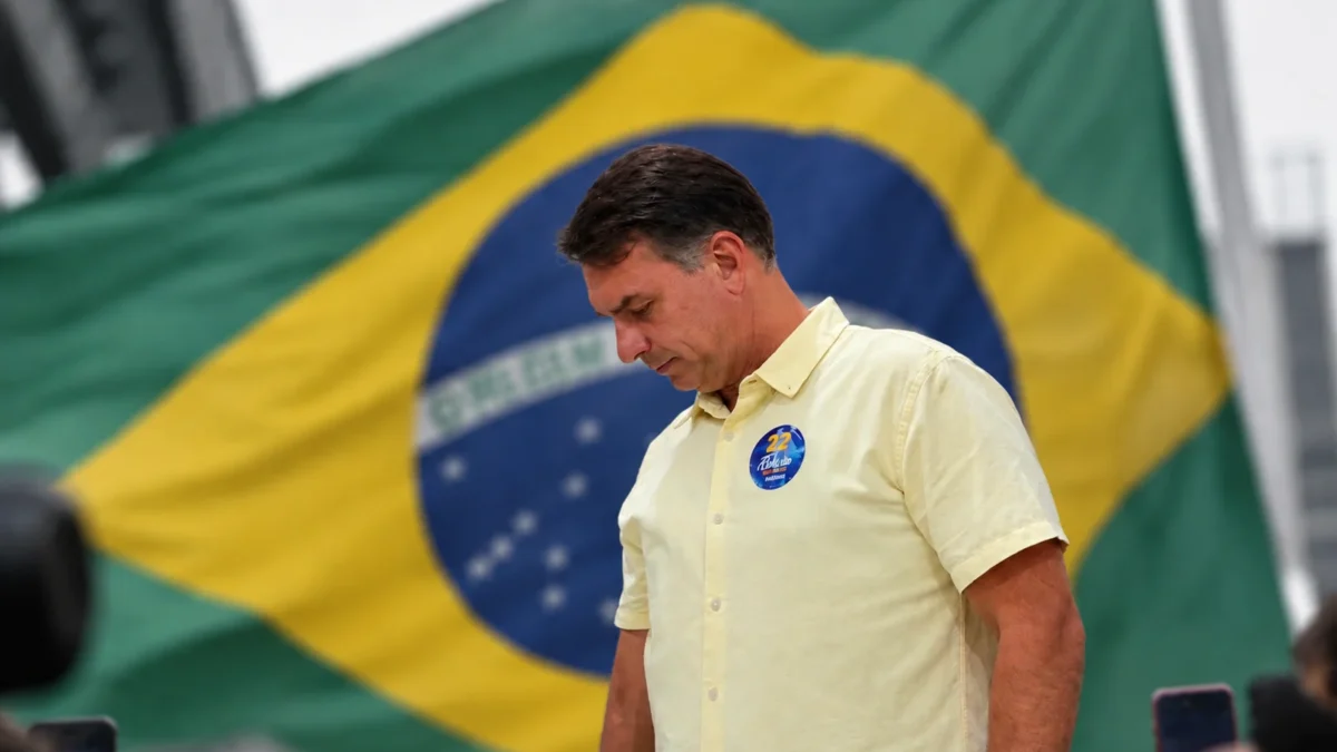 Flávio Bolsonaro foge para os EUA e já está a bordo de um avião