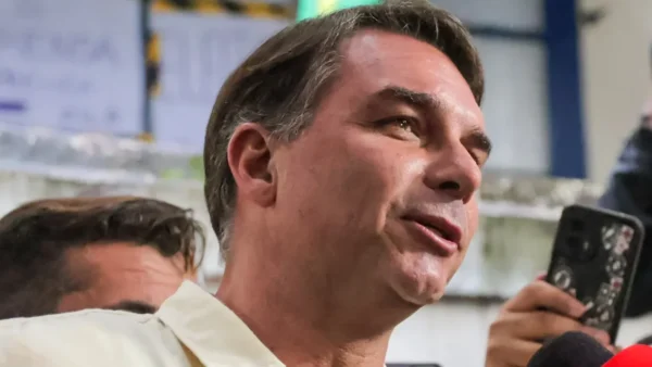Aliados confirmam que Flávio Bolsonaro deixou o Brasil rumo aos EUA; PF apura informação