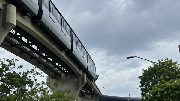 Guindaste cai sobre via da Linha 15-Prata e trem atinge maquinário em SP