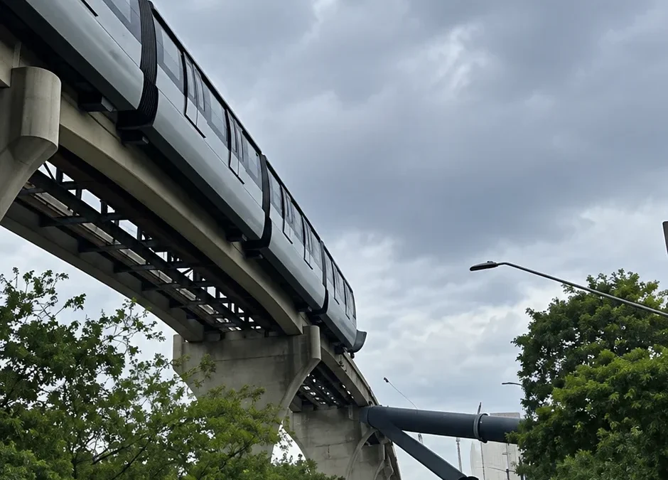 Guindaste cai sobre via da Linha 15-Prata e trem atinge maquinário em SP