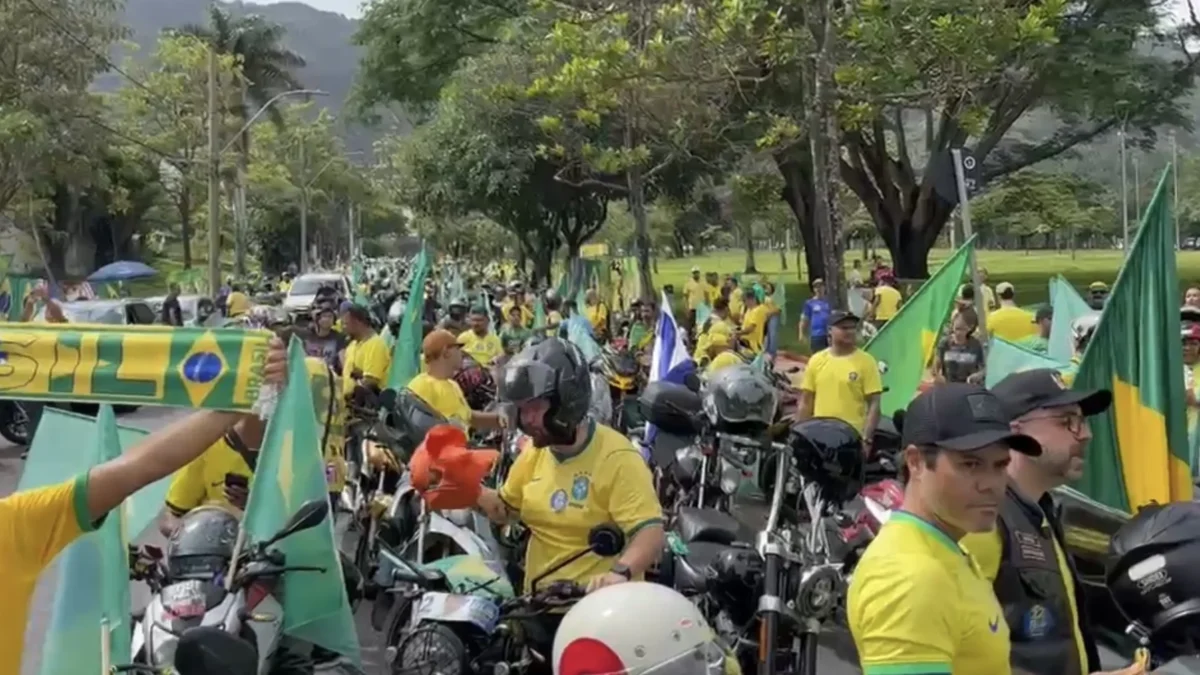 VÍDEO: Flávio Bolsonaro faz motociata em BH na véspera do segundo turno das eleições
