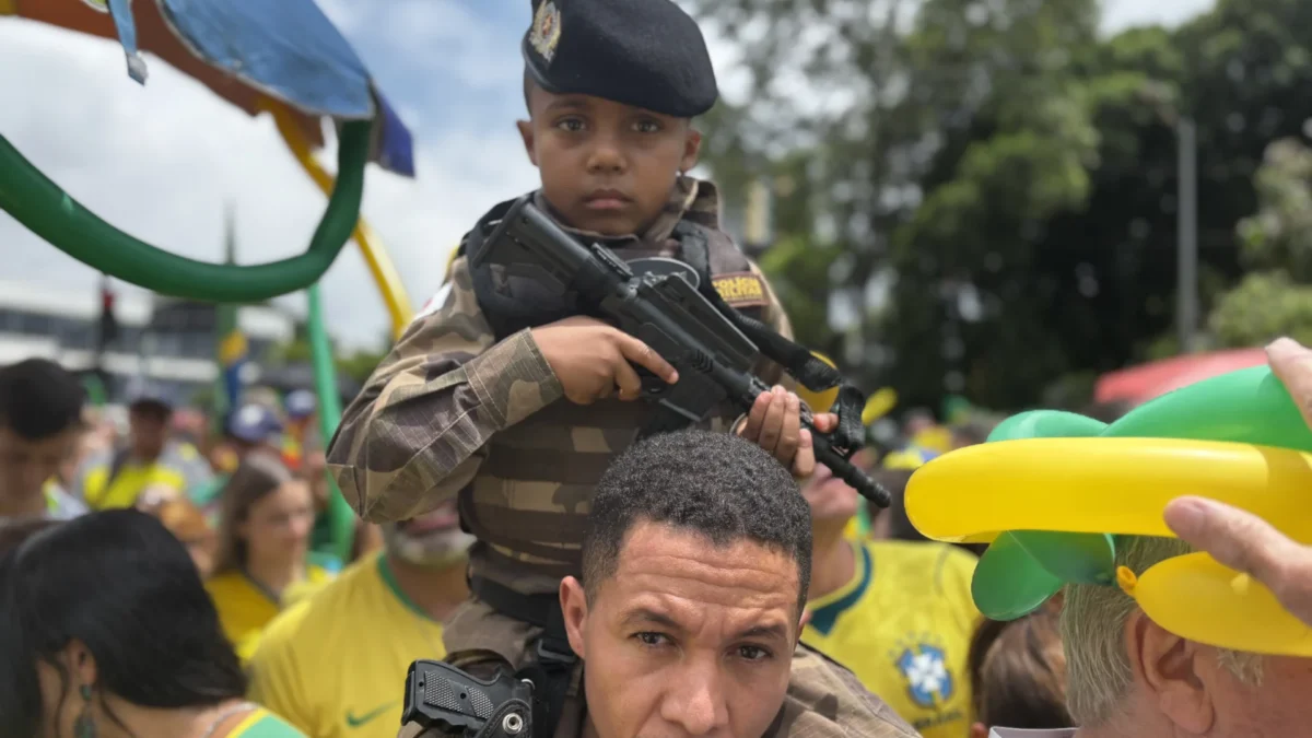 Flávio Bolsonaro reúne aliados em BH na reta final para disputar votos em Minas