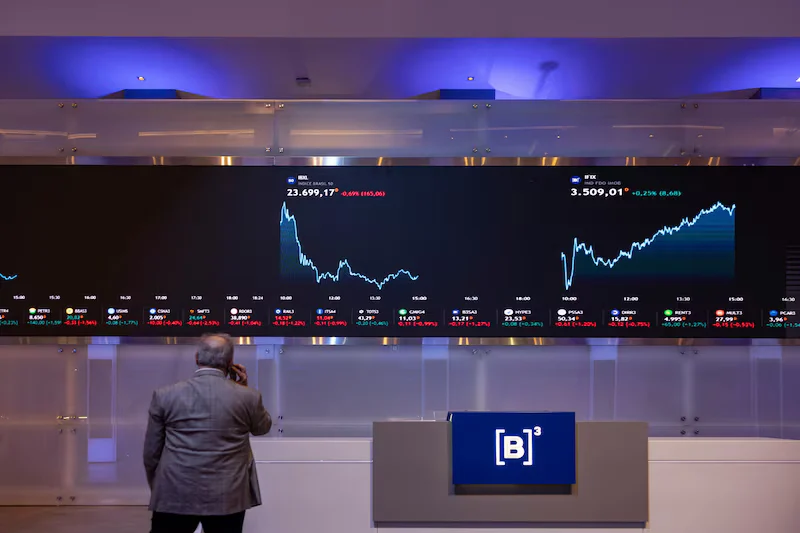 Dólar cai para R$ 5,35 após disparada, mas Bolsa brasileira fecha novamente no vermelho