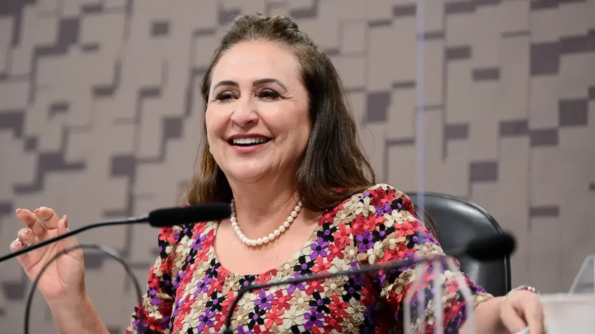 “Larga de ser mole”: Kátia Abreu ataca Flávio Bolsonaro após viagem aos Estados Unidos