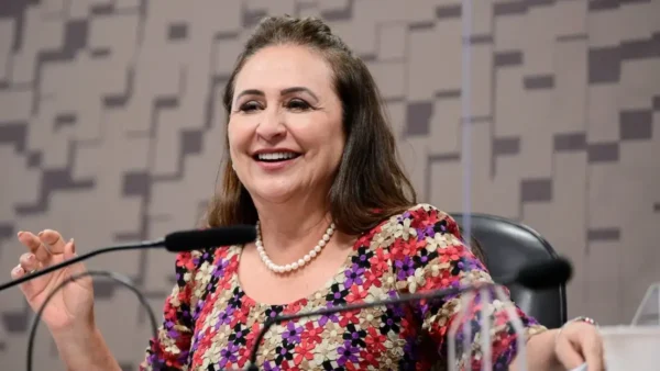 “Larga de ser mole”: Kátia Abreu ataca Flávio Bolsonaro após viagem aos Estados Unidos