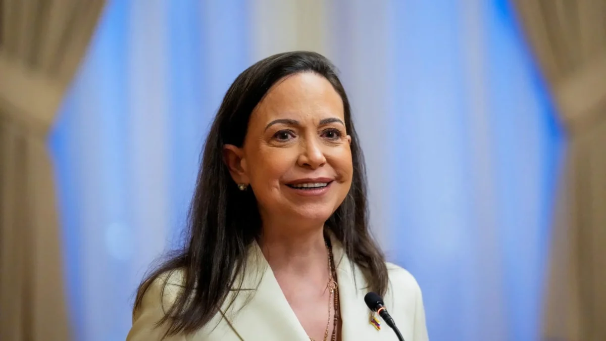 María Corina Machado retorna à Venezuela após dez meses de exílio e cobra eleições