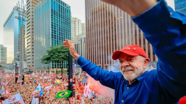 Lula agradece apoio popular antes de votar e comenta atos de campanha em São Paulo