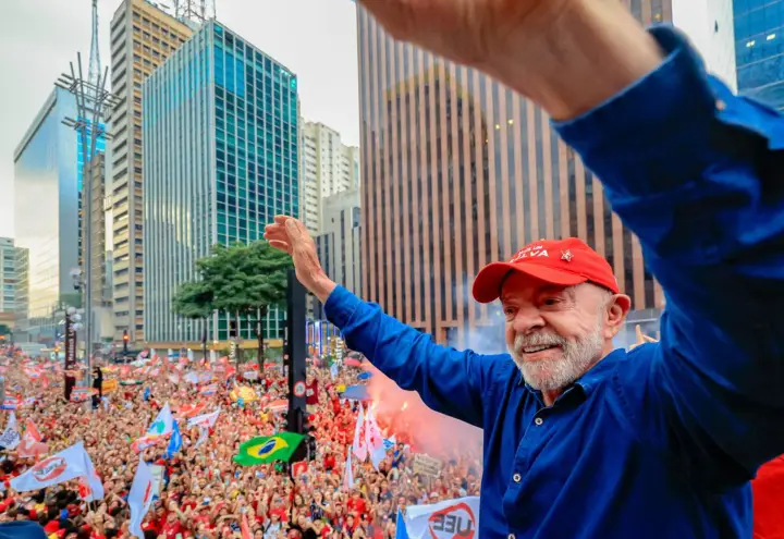 Lula agradece apoio popular antes de votar e comenta atos de campanha em São Paulo