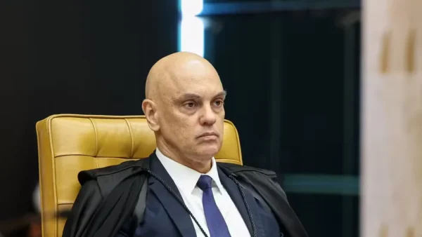 Suspeita de alteração em dados do celular de Vorcaro pode beneficiar Alexandre de Moraes