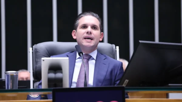 PL convoca deputados para definir posição sobre reeleição de Hugo Motta na Câmara