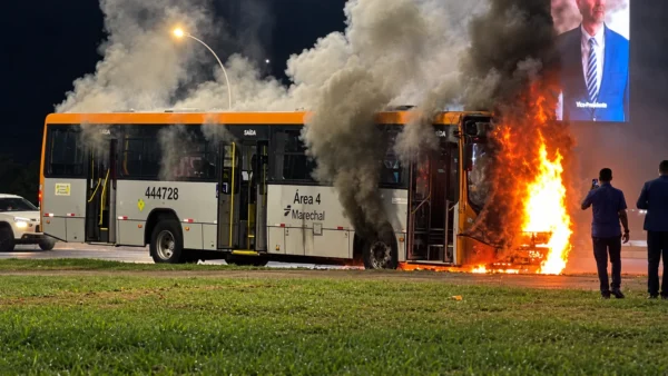 Ônibus da Marechal pega fogo no centro de Brasília; ninguém ficou ferido