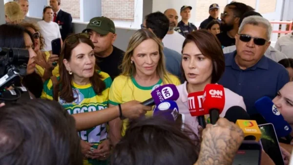 Michelle Bolsonaro vota em Brasília e diz que ex-presidente está esperançoso com resultado