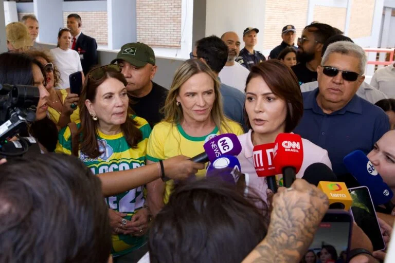 Michelle Bolsonaro vota em Brasília e diz que ex-presidente está esperançoso com resultado