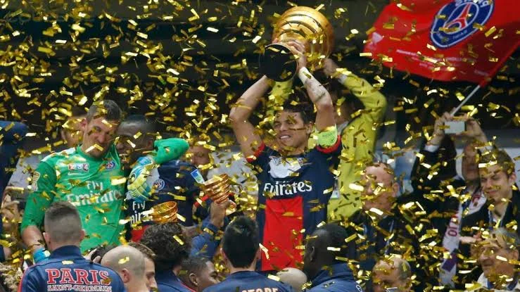 PSG vence Lyon por 2 a 0 com gols de Mayulu e Godts e assume liderança da Ligue 1