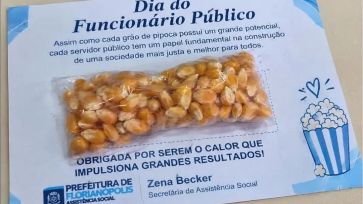 Prefeitura de Florianópolis distribui milho de pipoca no Dia do Servidor e recebe críticas