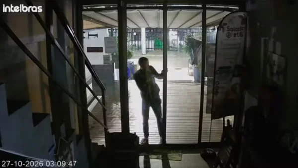 Criminoso invade seis lojas em uma única madrugada no Recreio e assusta comerciantes
