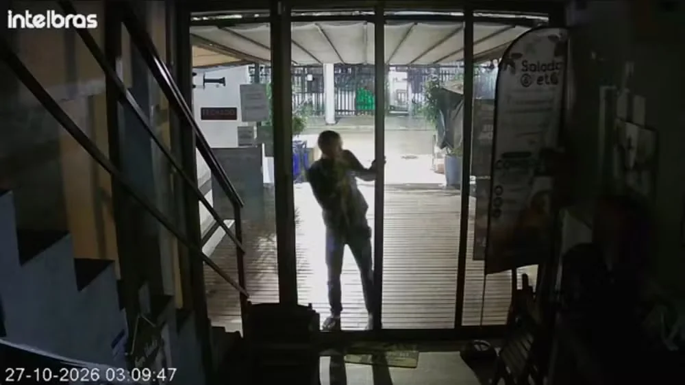 Criminoso invade seis lojas em uma única madrugada no Recreio e assusta comerciantes