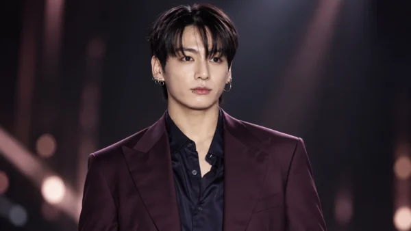 Jungkook joga pedra, papel e tesoura com fã durante passagem de som do BTS em SP
