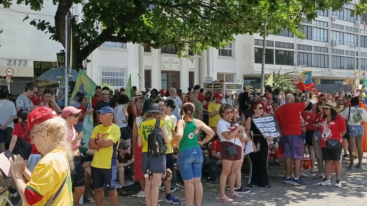 Apoiadores de Lula ocupam Copacabana em ato na véspera do segundo turno eleitoral