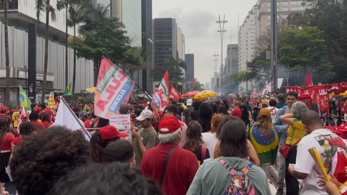 Apoiadores aguardam Lula na Avenida Paulista para último ato de campanha em SP