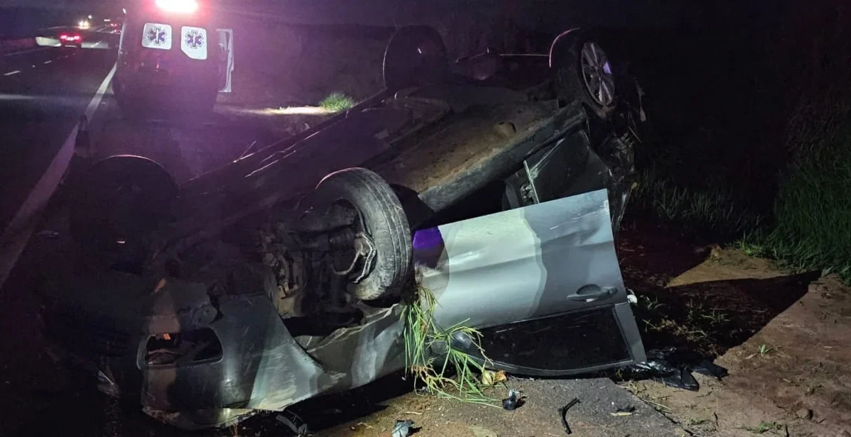 Motorista de 49 anos morre após carro bater em barranco e capotar em Vera Cruz