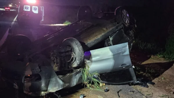 Motorista de 49 anos morre após carro bater em barranco e capotar em Vera Cruz