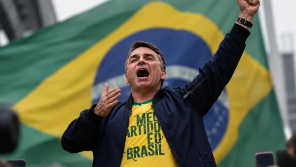 Flávio Bolsonaro estaria em lista de passageiros de jato na Argentina, afirma piloto