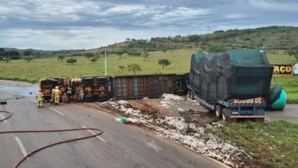 Tombamentos de caminhões mobilizam bombeiros em duas rodovias do DF