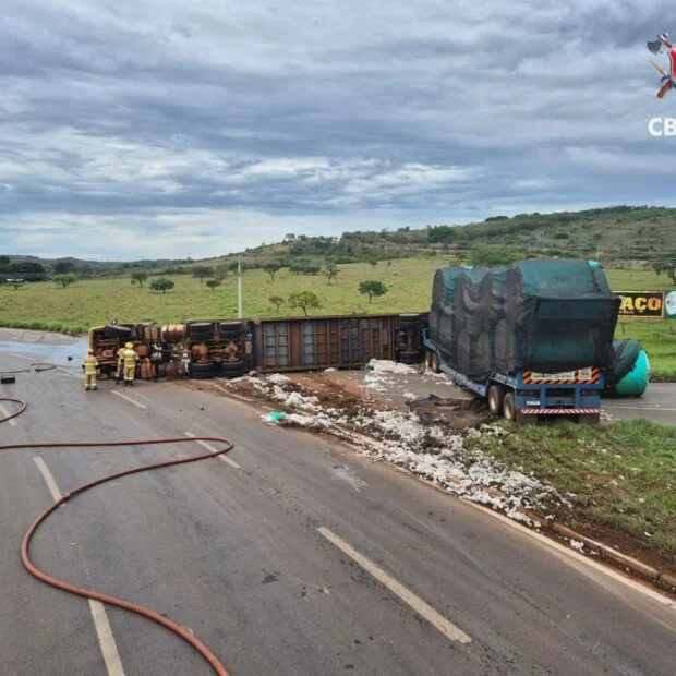 Tombamentos de caminhões mobilizam bombeiros em duas rodovias do DF