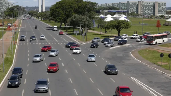 Trânsito na Esplanada dos Ministérios tem bloqueio antes da Catedral neste domingo