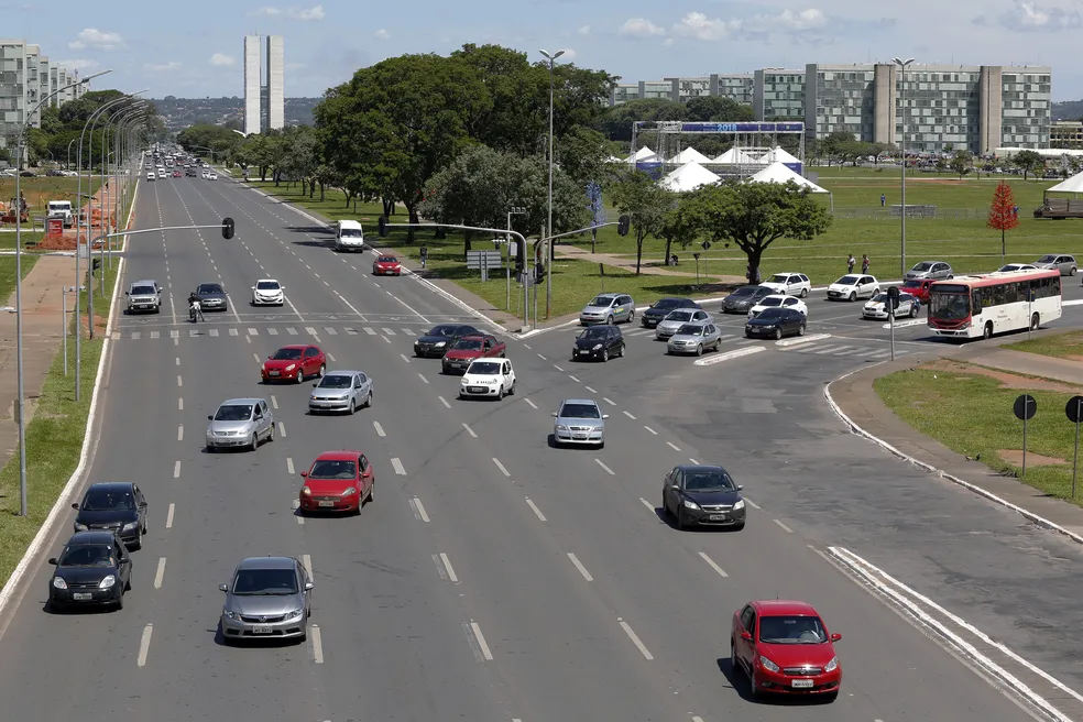 Trânsito na Esplanada dos Ministérios tem bloqueio antes da Catedral neste domingo