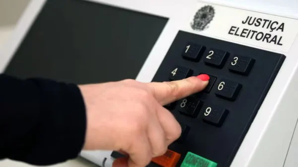 Mulheres são maioria entre eleitores do DF; pardos representam quase metade do eleitorado