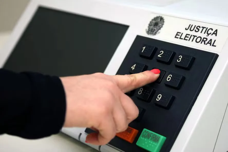 Mulheres são maioria entre eleitores do DF; pardos representam quase metade do eleitorado