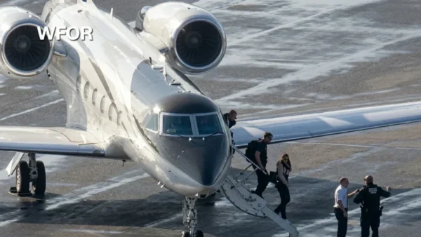 Quem pagou a fuga de Flávio Bolsonaro? Dono do avião revela valor e fala em intermediário nos EUA