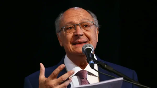 Alckmin é reeleito vice-presidente após atuar como ponte entre Lula, empresários e EUA