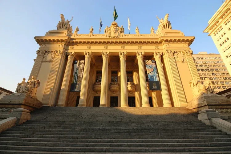 Orçamento do Rio de Janeiro para 2027 prevê rombo de R$ 14 bilhões e avança na Alerj