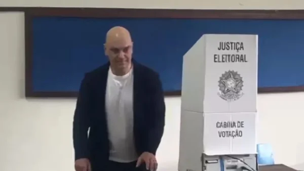 Alexandre de Moraes vota em SP e elogia sistema eleitoral no segundo turno de 2026