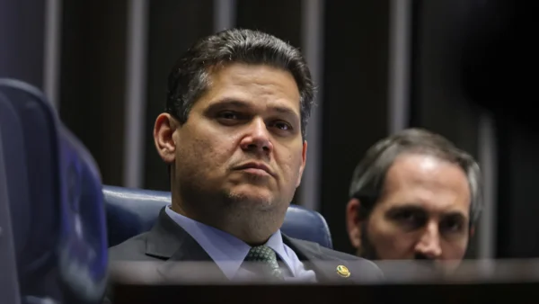 Alcolumbre pode negociar soltura de Bolsonaro para continuar no comando do Senado? Entenda