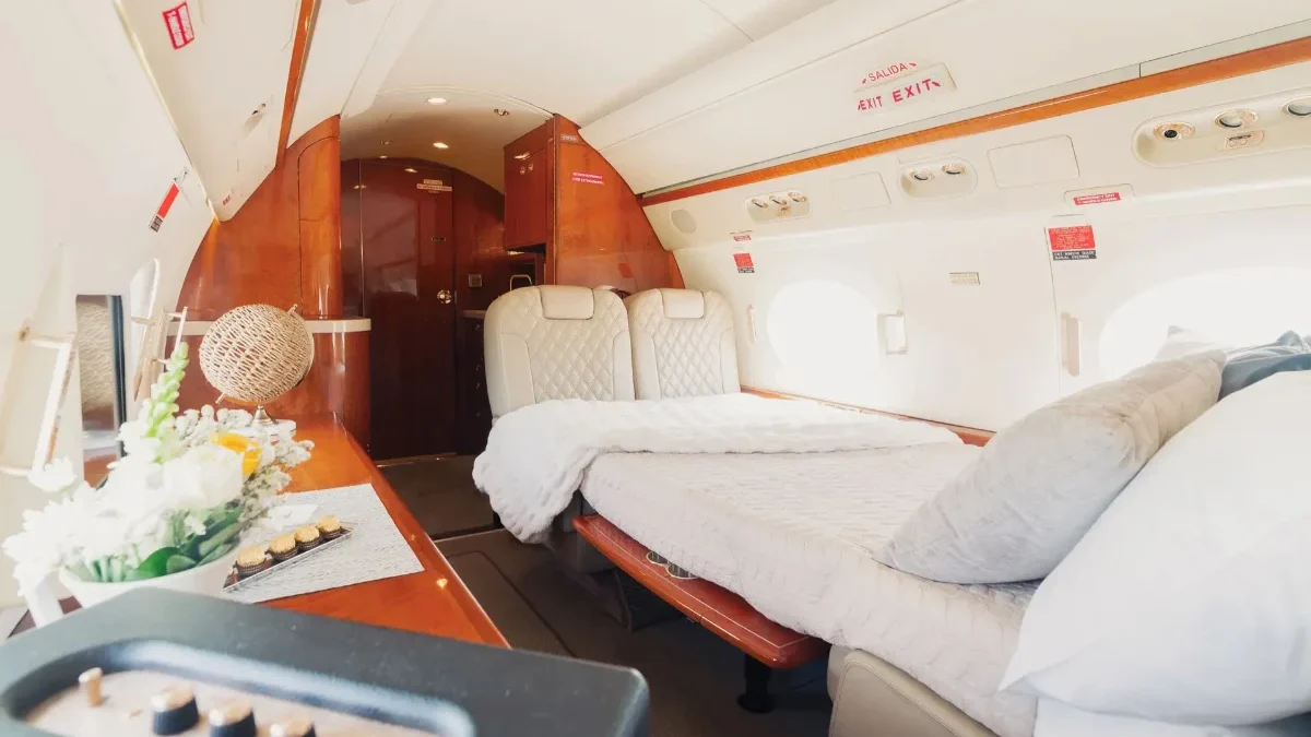 Jatinho usado por Flávio Bolsonaro tem camas e luxo; veja detalhes da aeronave