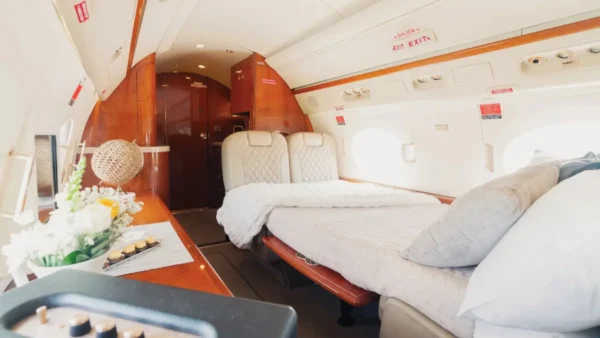 Jatinho usado por Flávio Bolsonaro tem camas e luxo; veja detalhes da aeronave