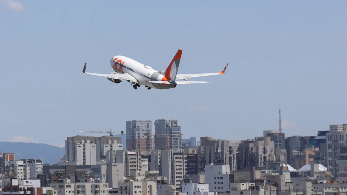 Briga dentro de avião pode terminar em multa de R$ 17,5 mil e até 1 ano sem voar