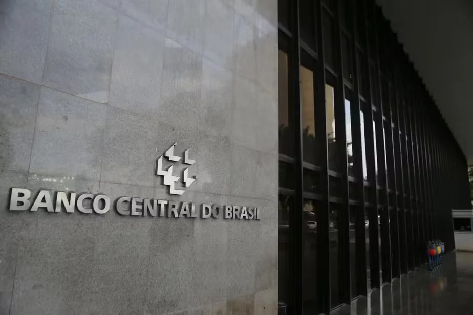 Número de brasileiros endividados de risco cresce 75% e chega a 20,3 milhões, diz BC