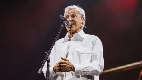 Justiça manda retirar vídeo contra Caetano Veloso e cantor pede R$ 50 mil de indenização