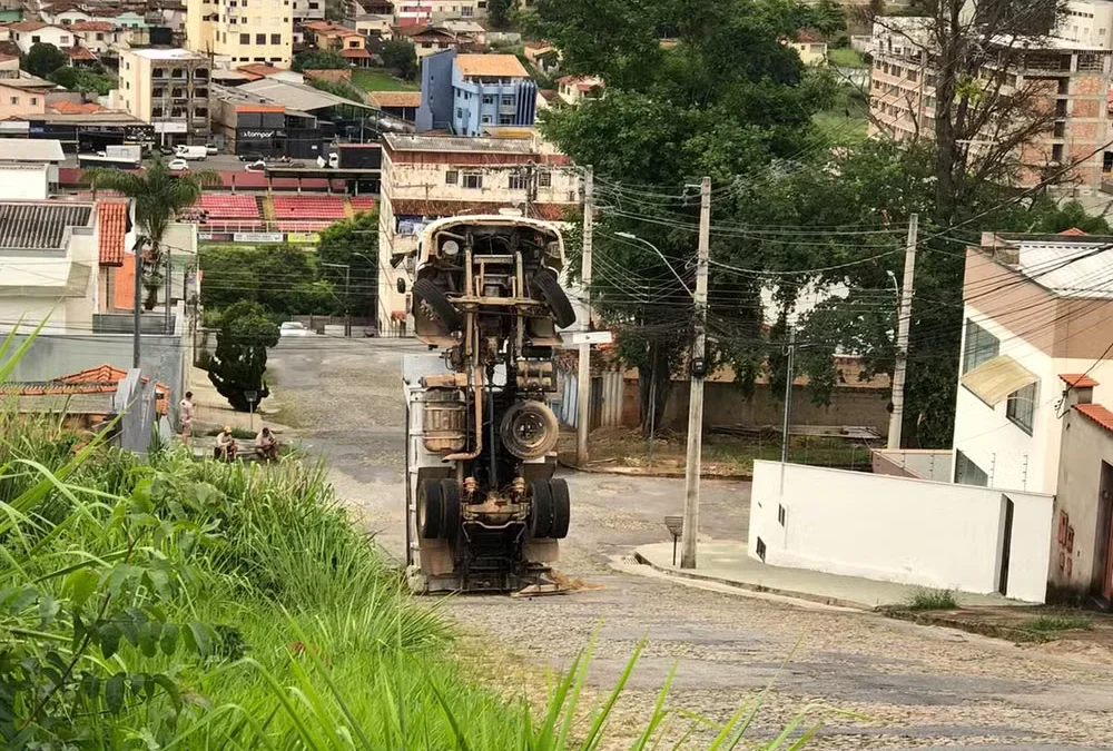 VÍDEO: Caminhão não consegue subir morro, tomba e fica em pé no meio da rua