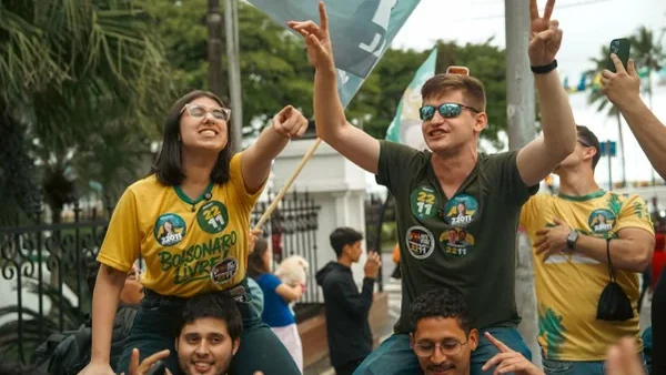 Funks de direita entram no Top 50 do Spotify após derrota de Flávio Bolsonaro
