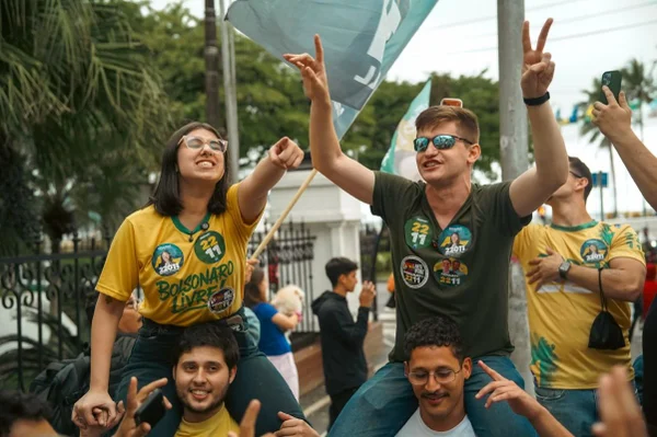 Funks de direita entram no Top 50 do Spotify após derrota de Flávio Bolsonaro